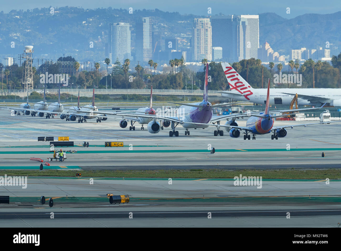 Linea di attesa di getti di passeggero, in attesa della partenza del Presidente Trump In Air Force One presso l'Aeroporto Internazionale di Los Angeles LAX, California, Stati Uniti d'America. Foto Stock