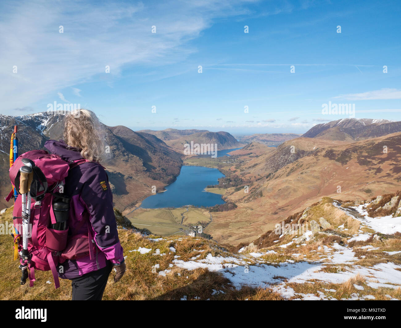 Vista Buttermere & Crummock acqua dal bordo Fleetwith, Fleetwith Pike. Il Buttermere Fells salire a sinistra mentre Mellbreak sorge oltre il Crummock acqua Foto Stock