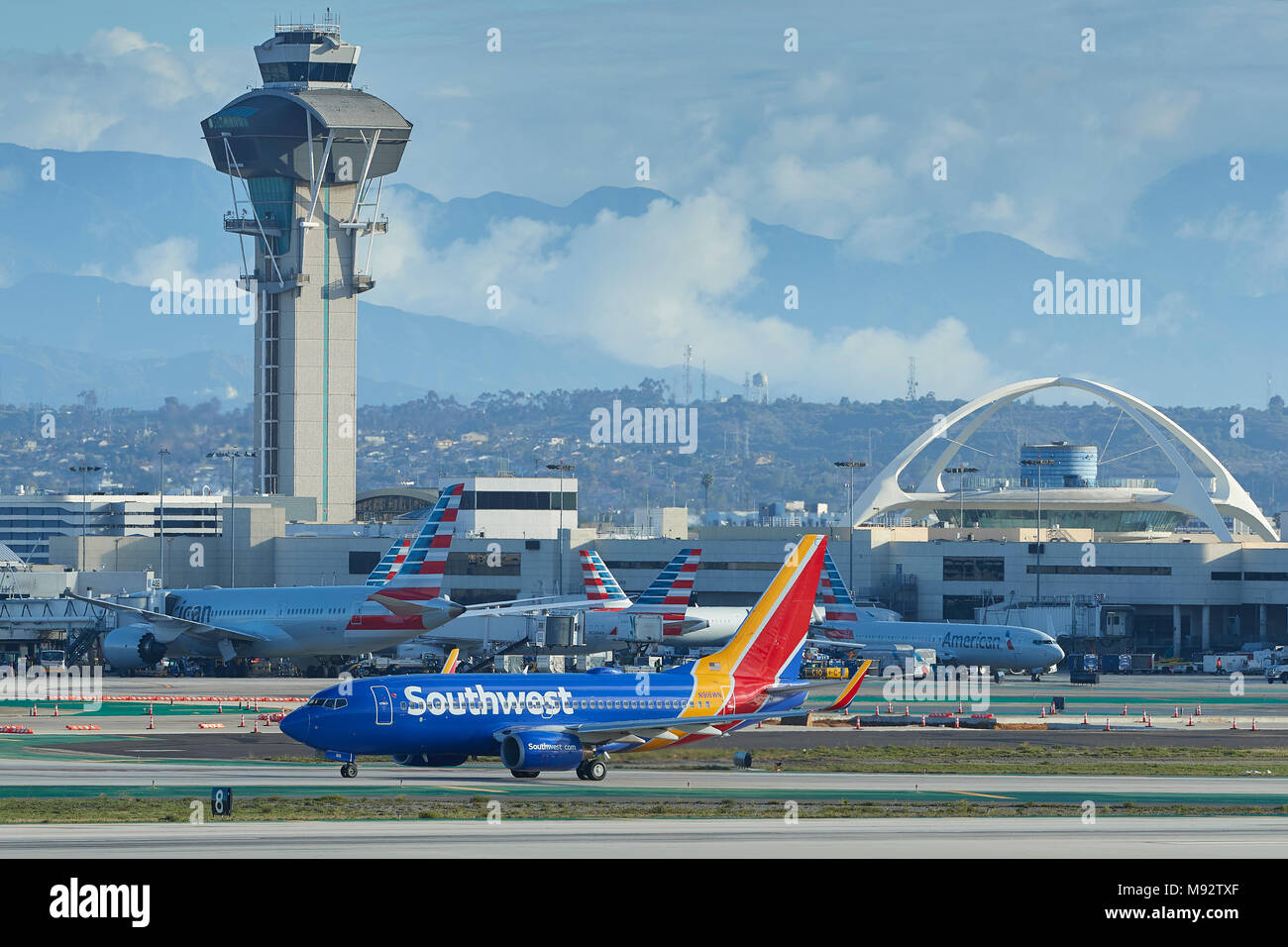 Southwest Airlines Boeing 737-800 aereo Jet rullaggio passato la torre di controllo dell'Aeroporto Internazionale di Los Angeles LAX, California, Stati Uniti d'America. Foto Stock