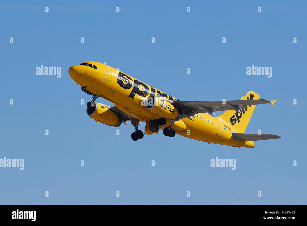 Spirito Airlines Airbus A319 jet del passeggero nella luminosa livrea gialla, decollo dall'Aeroporto Internazionale di Los Angeles LAX, California, Stati Uniti d'America. Foto Stock
