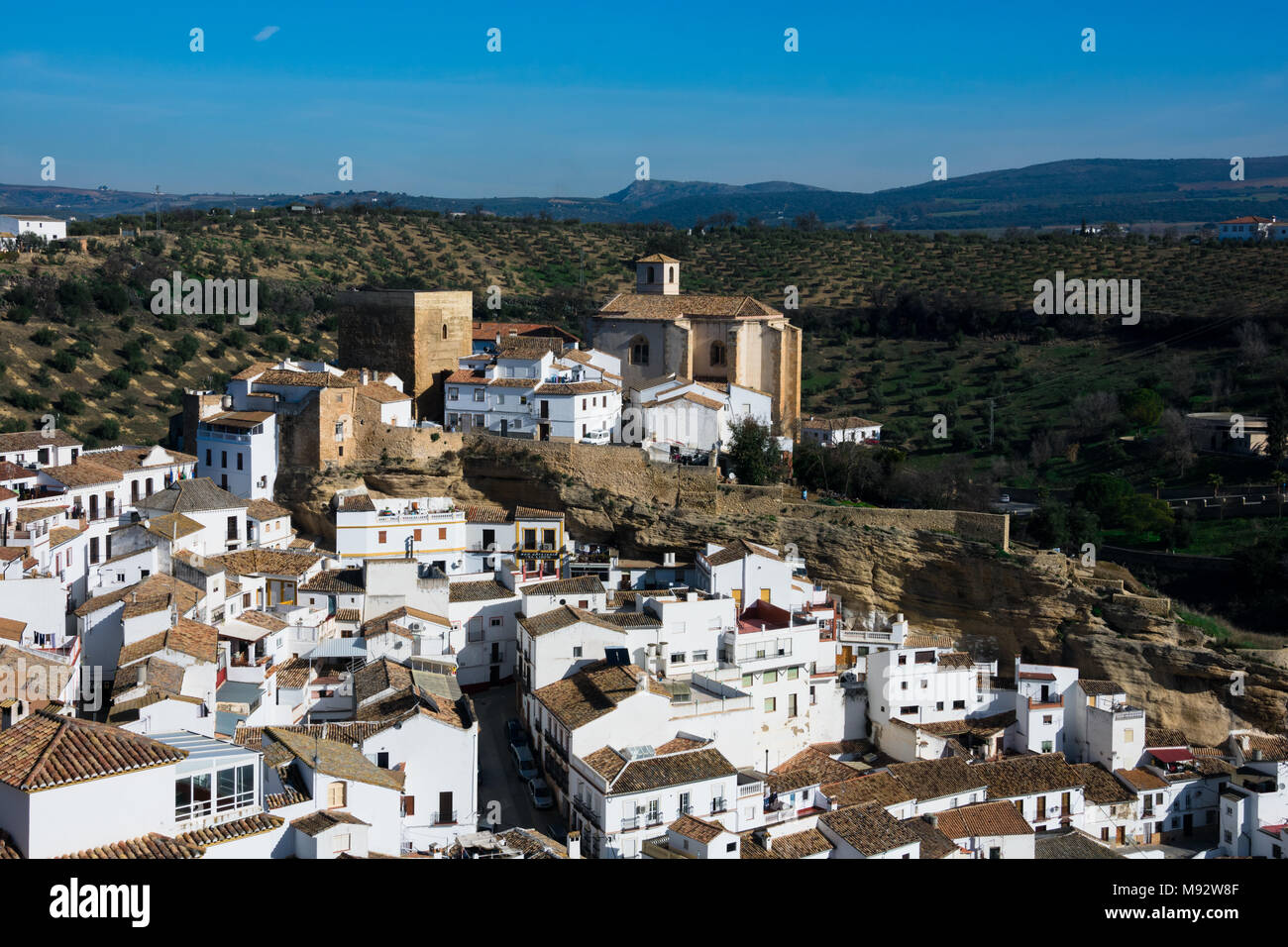 A Setenil de las Bodegas, Spagna. Il 20 gennaio 2018. Vista del villaggio bianco a Setenil de las Bodegas Foto Stock
