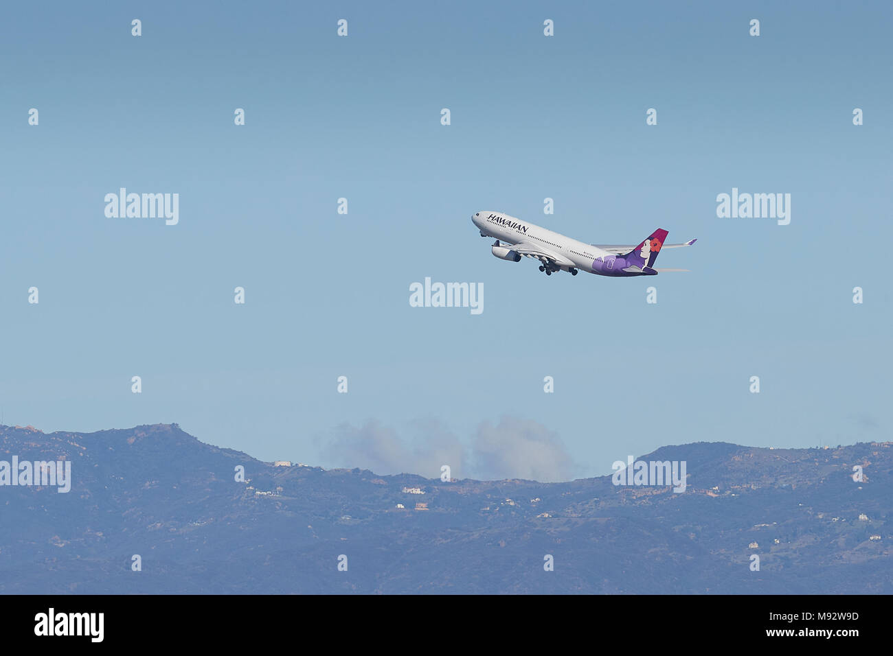 Hawaiian Airlines Airbus A330-200 jet del passeggero il decollo dall'Aeroporto Internazionale di Los Angeles LAX, California, Stati Uniti d'America. Foto Stock