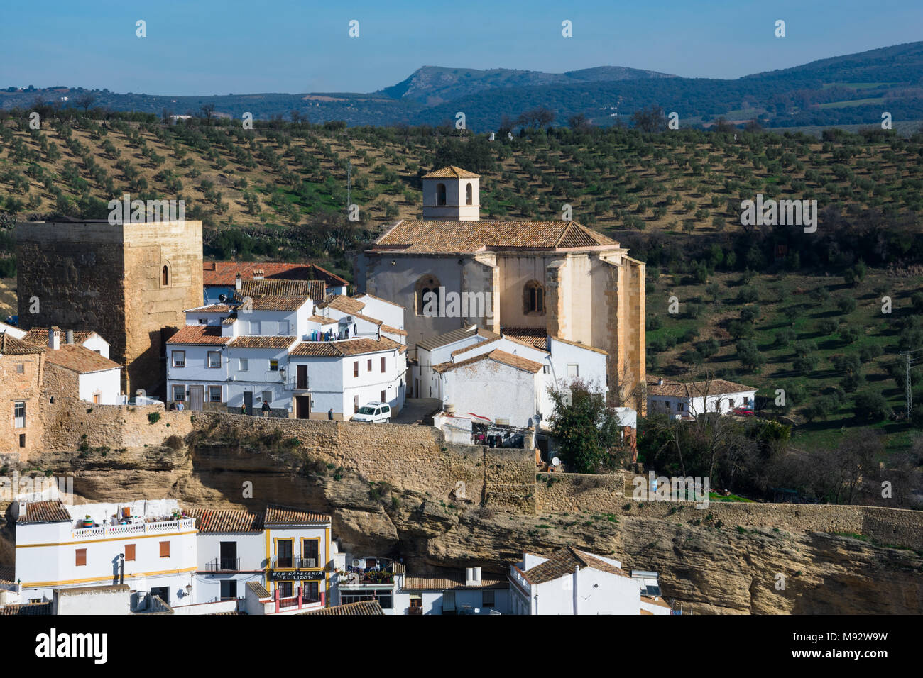 A Setenil de las Bodegas, Spagna. Il 20 gennaio 2018. Vista del villaggio bianco a Setenil de las Bodegas Foto Stock