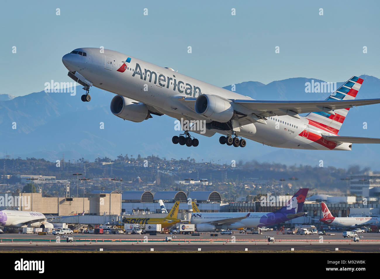 American Airlines Boeing 777 Long Haul jet del passeggero il decollo dall'Aeroporto Internazionale di Los Angeles LAX, California, Stati Uniti d'America. Foto Stock