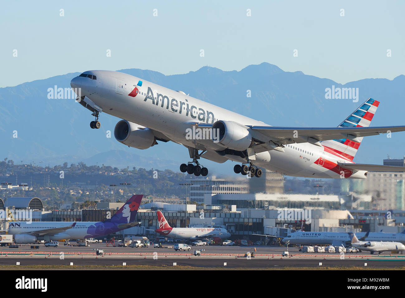 American Airlines Boeing 777 Long Haul jet del passeggero il decollo dall'Aeroporto Internazionale di Los Angeles LAX, California, Stati Uniti d'America. Foto Stock