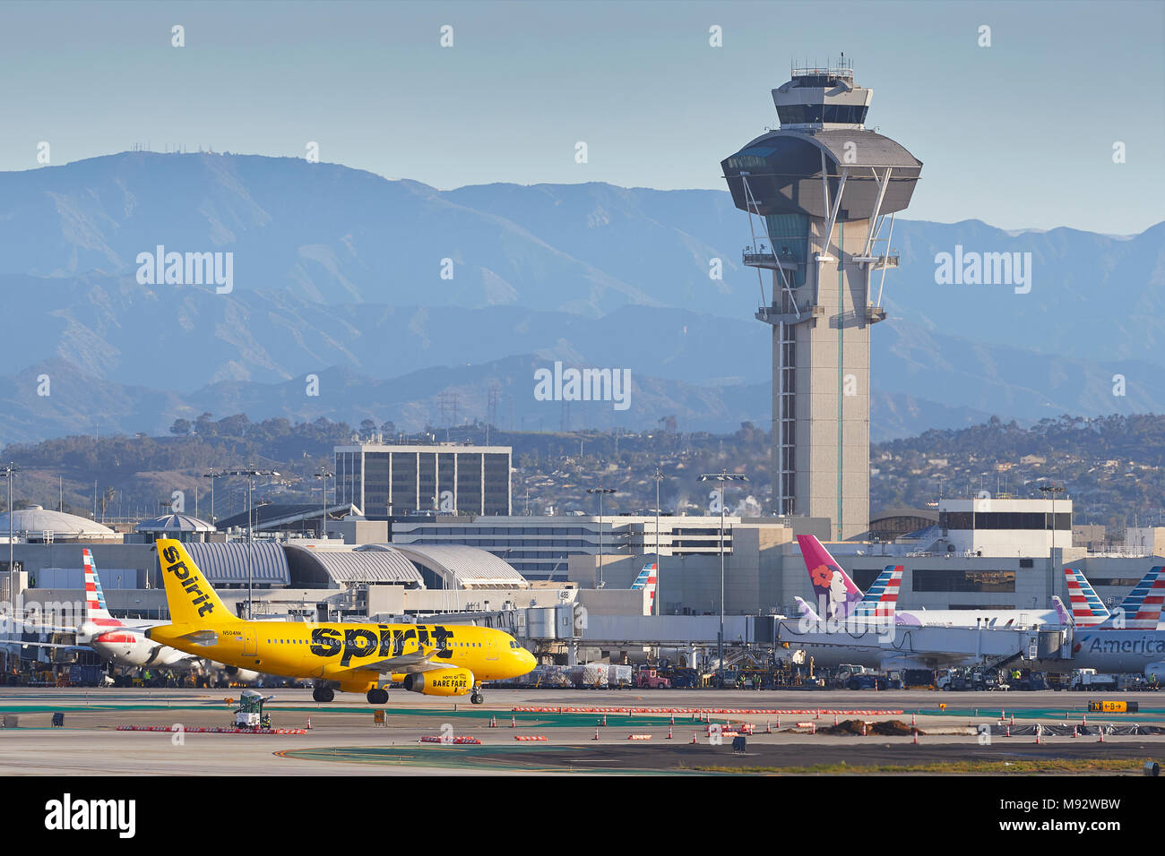 Spirito Airlines Airbus A319 di rullaggio verso il terminale dopo l'atterraggio all'Aeroporto Internazionale di Los Angeles LAX. La torre di controllo a destra. Foto Stock