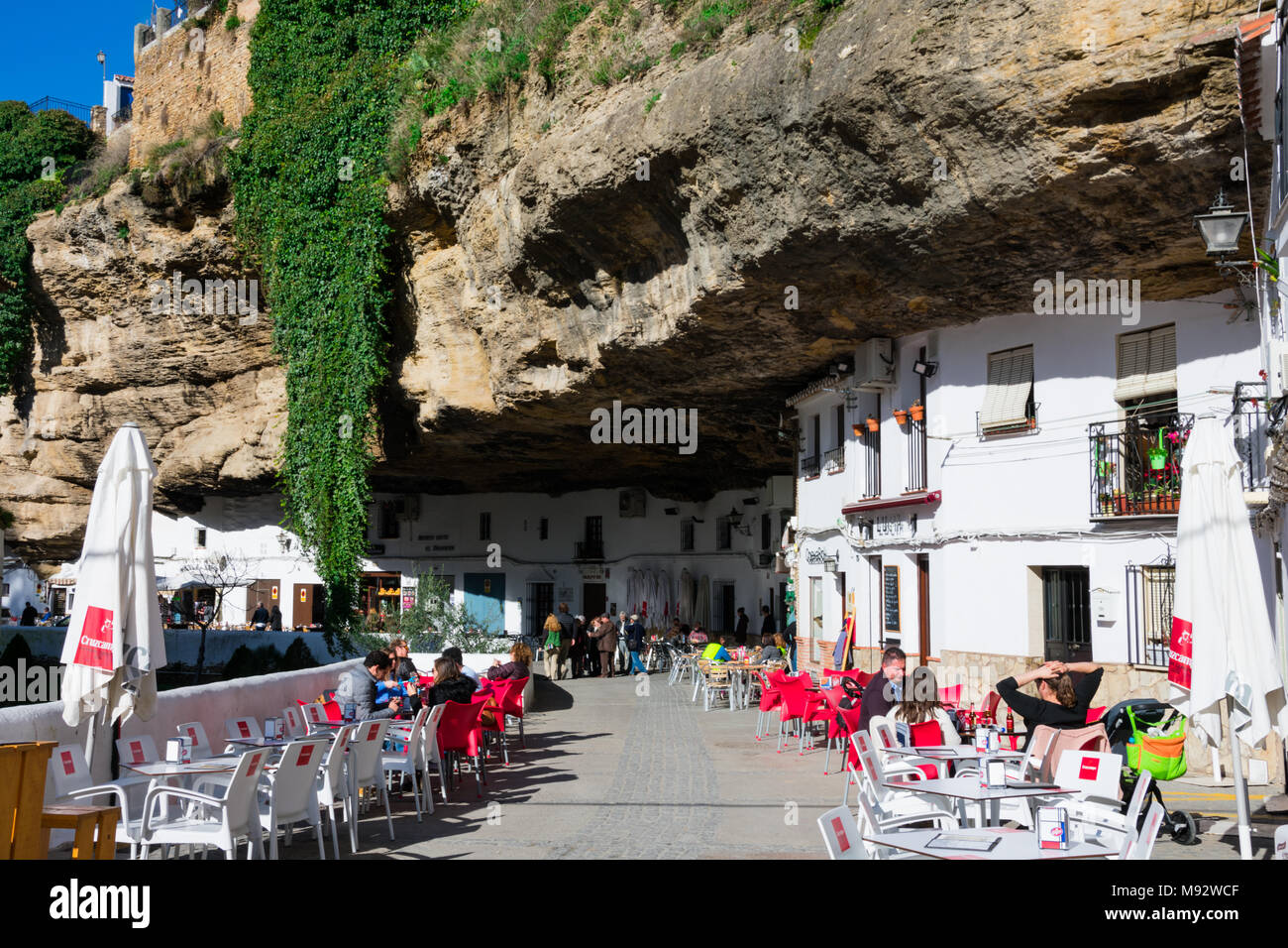 A Setenil de las Bodegas, Spagna. Il 20 gennaio 2018. Vista del villaggio bianco a Setenil de las Bodegas. Strada tra le rocce Foto Stock