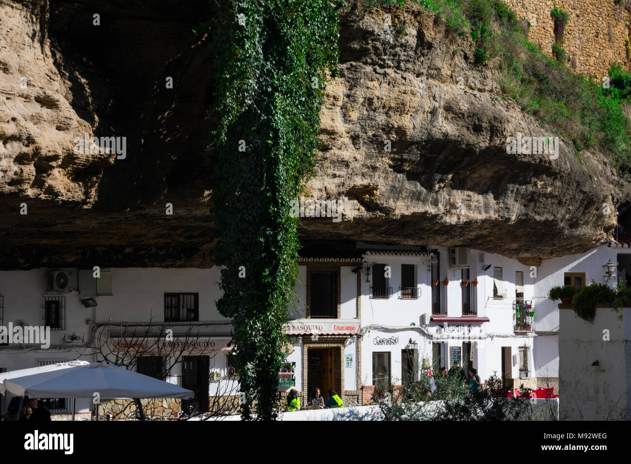 A Setenil de las Bodegas, Spagna. Il 20 gennaio 2018. Vista del villaggio bianco a Setenil de las Bodegas. Strada tra le rocce Foto Stock