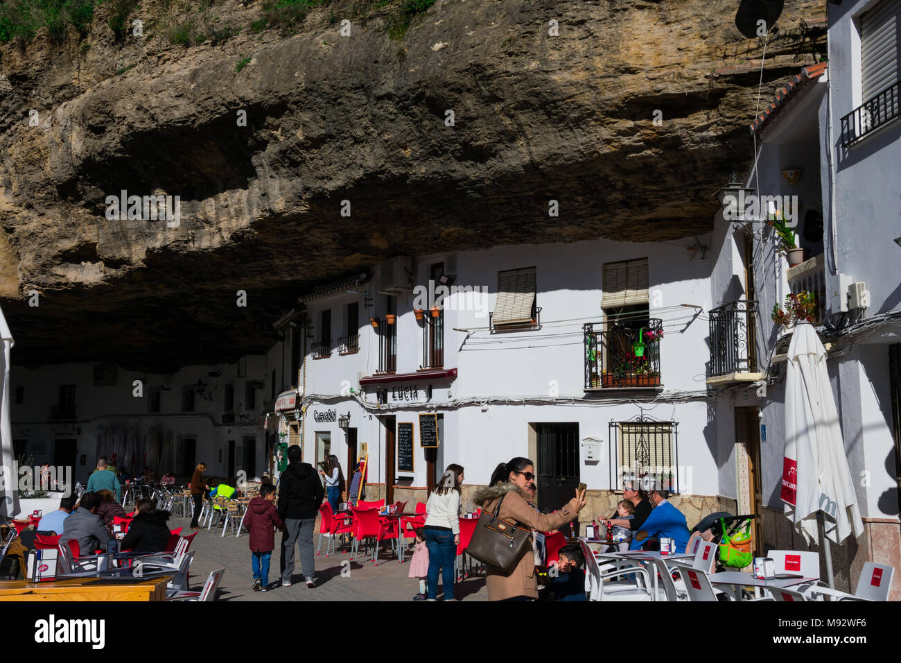 A Setenil de las Bodegas, Spagna. Il 20 gennaio 2018. Vista del villaggio bianco a Setenil de las Bodegas. Strada tra le rocce Foto Stock