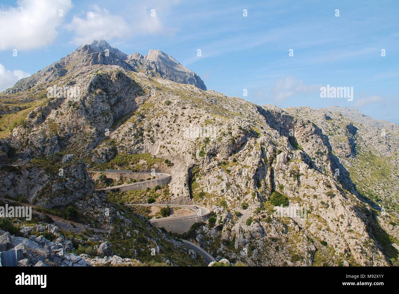 La ritorcitura strada giù per Sa Calobra nella Serra de Tramuntana montagne sull'isola spagnola di Maiorca il 6 settembre 2017. Foto Stock