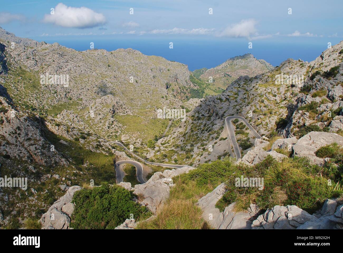 La ritorcitura strada giù per Sa Calobra nella Serra de Tramuntana montagne sull'isola spagnola di Maiorca il 6 settembre 2017. Foto Stock