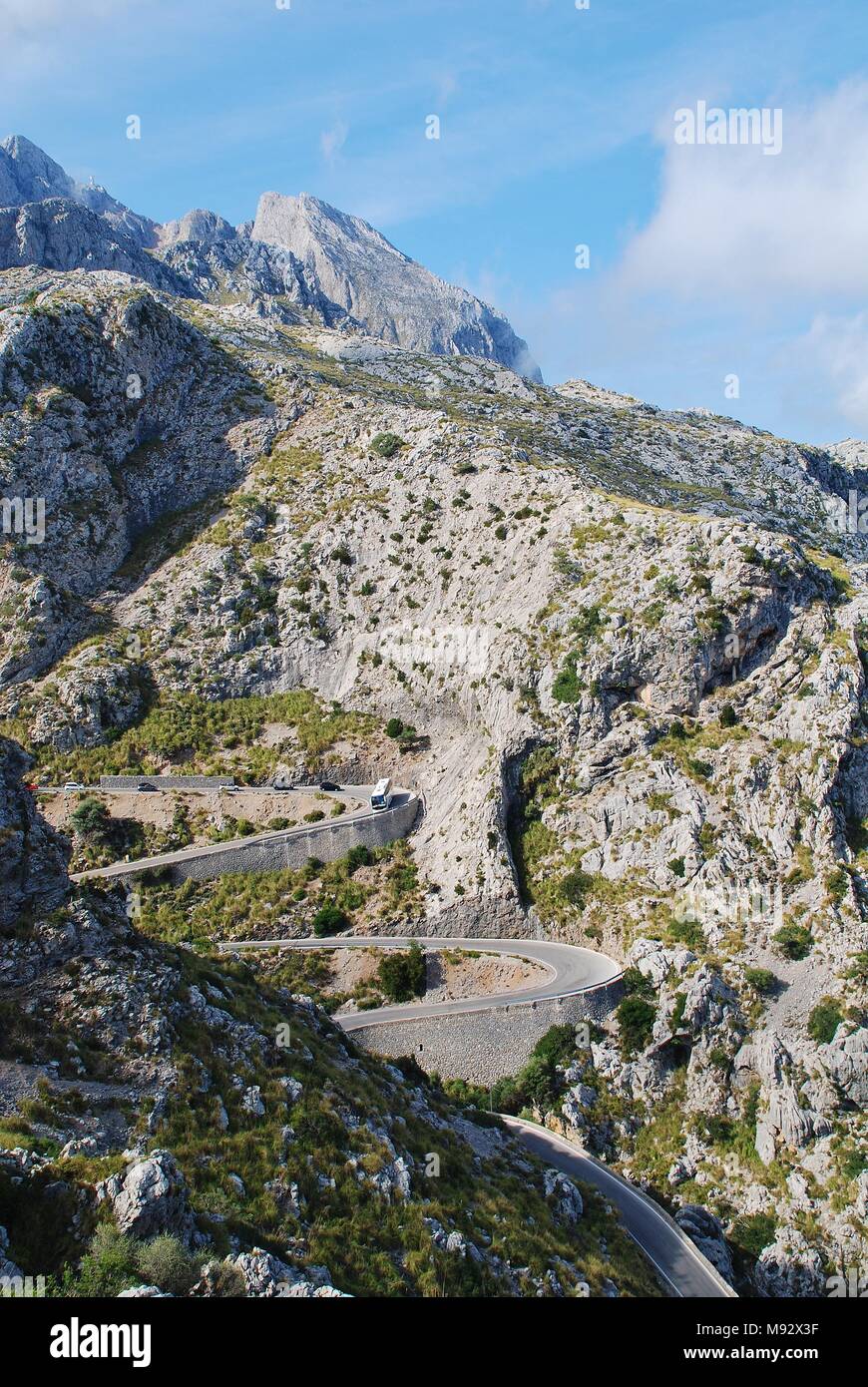 La ritorcitura strada giù per Sa Calobra nella Serra de Tramuntana montagne sull'isola spagnola di Maiorca il 6 settembre 2017. Foto Stock