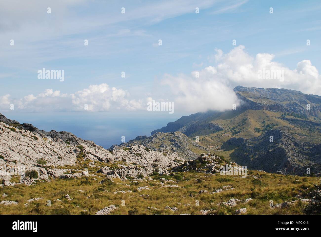 Nuvole sopra la Serra de Tramuntana montagne sopra Sa Calobra sull'isola spagnola di Maiorca il 6 settembre 2017. Foto Stock
