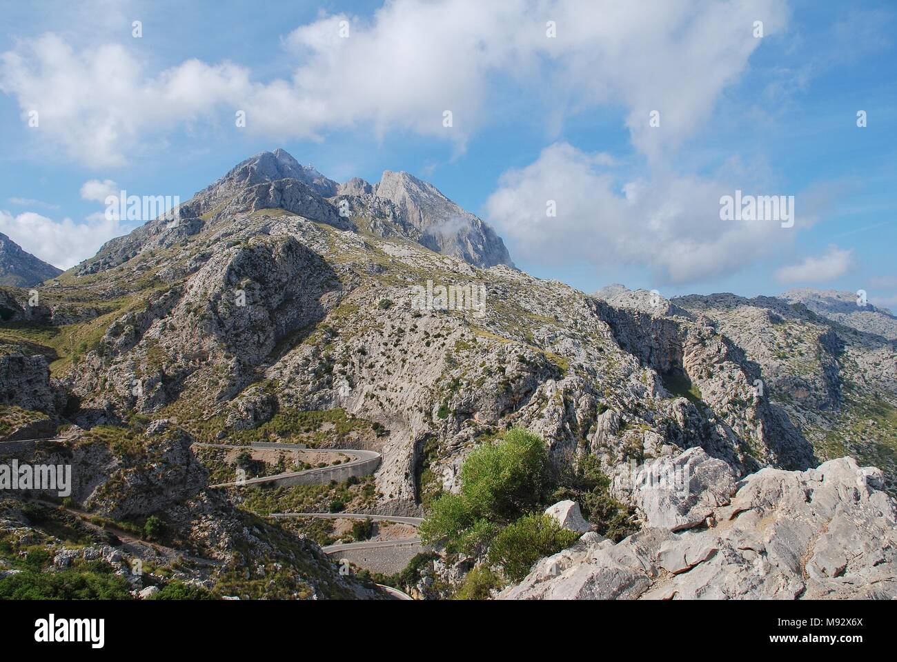 La ritorcitura strada giù per Sa Calobra nella Serra de Tramuntana montagne sull'isola spagnola di Maiorca il 6 settembre 2017. Foto Stock