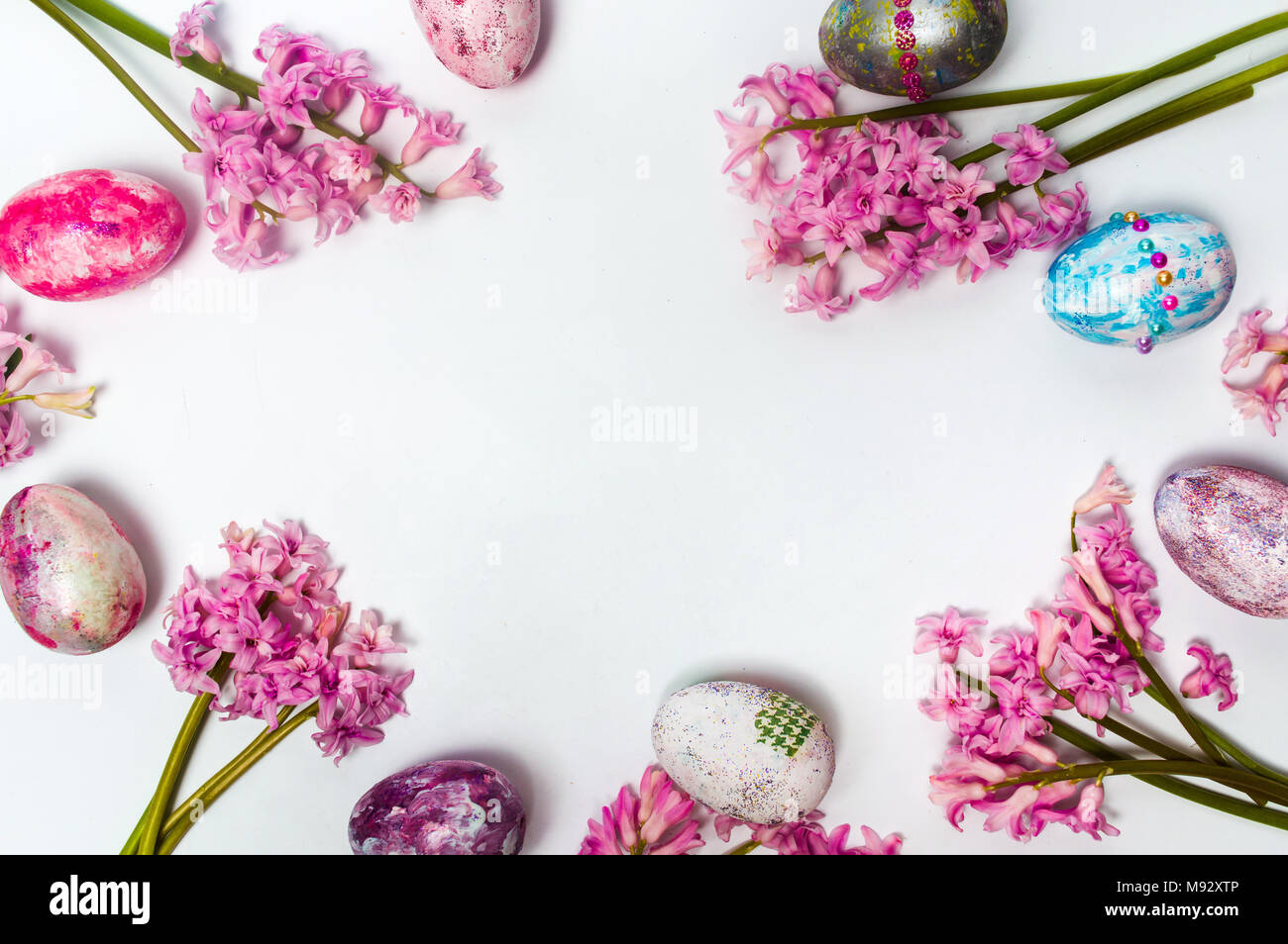 Dipinto di uova di Pasqua e fiori di giacinto con spazio di copia Foto Stock