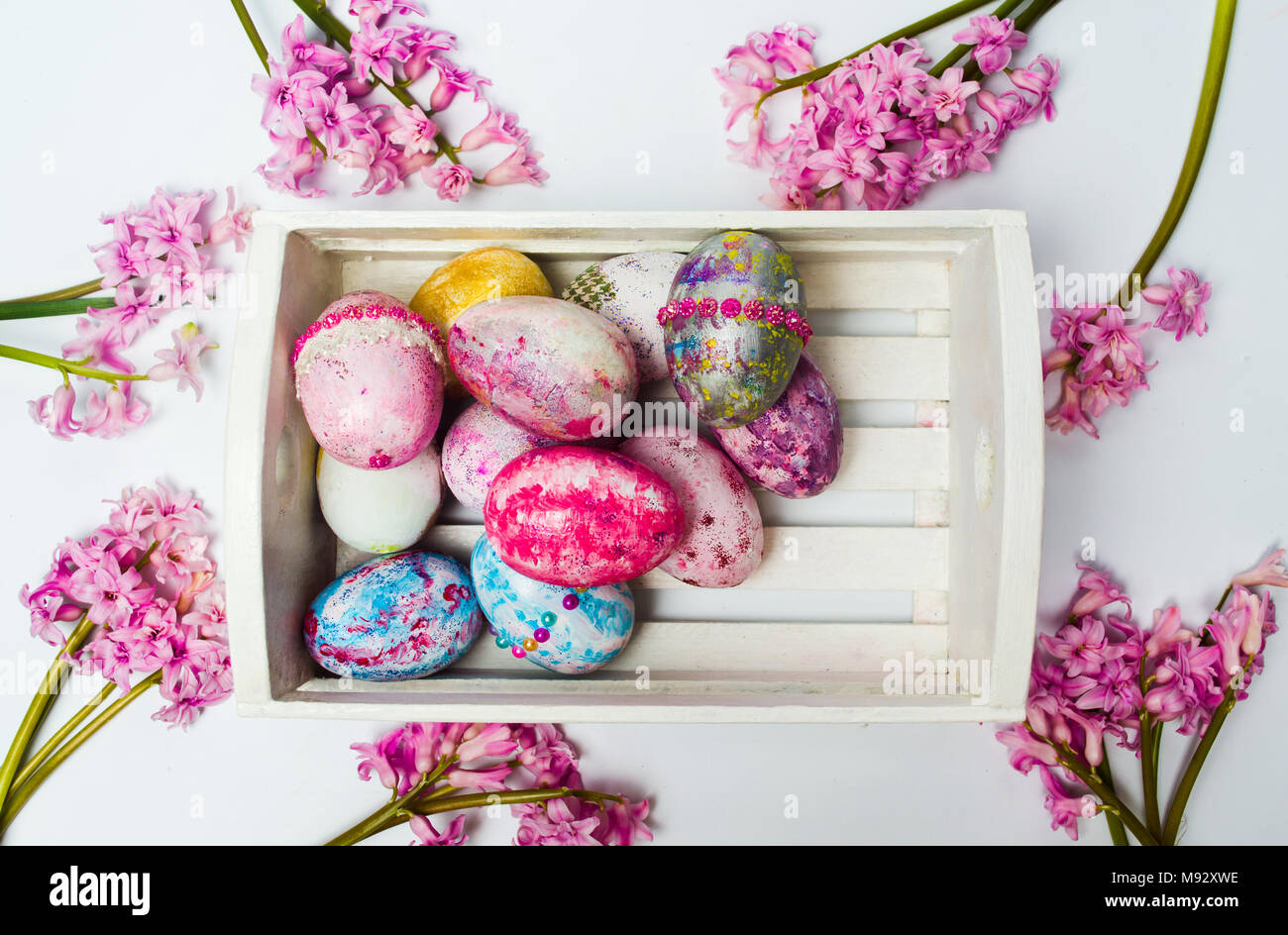 Dipinto di uova di Pasqua e giacinto viola fiori di primavera Foto Stock