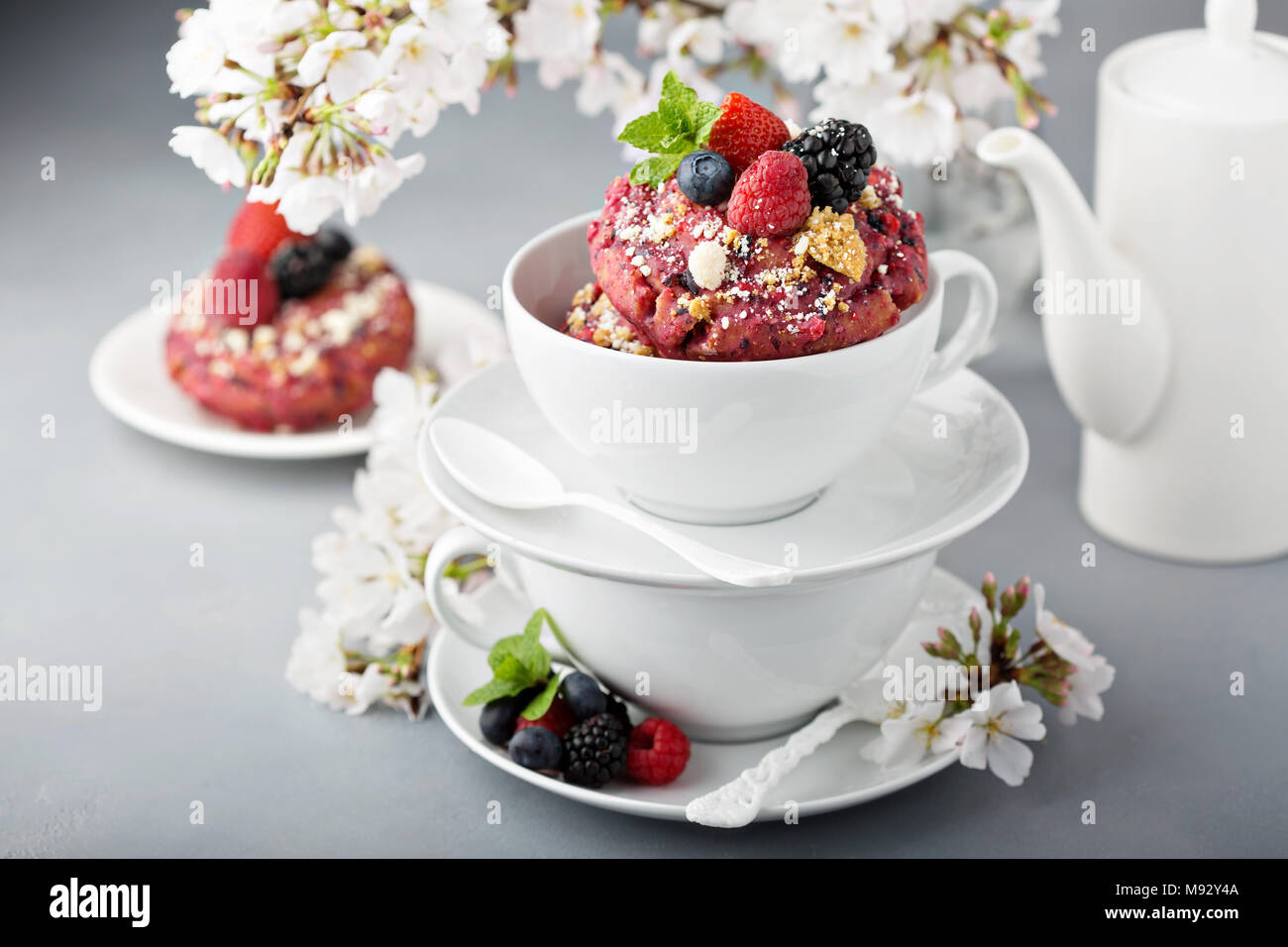Berry shortcake ciambella con frutti di bosco freschi in una tazza bianca Foto Stock