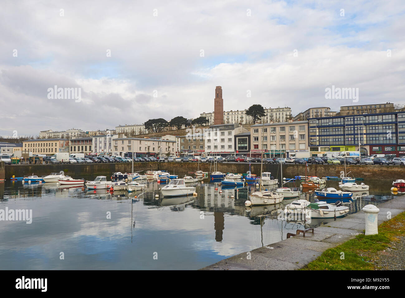 La piccola marina locale per imbarcazioni da diporto nella cittadina francese di Brest, la seconda più grande francese porto navale in Francia. Foto Stock