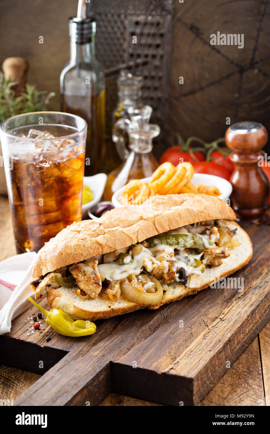 Fusione di pollo in sandwich con formaggio e cipolle Foto Stock