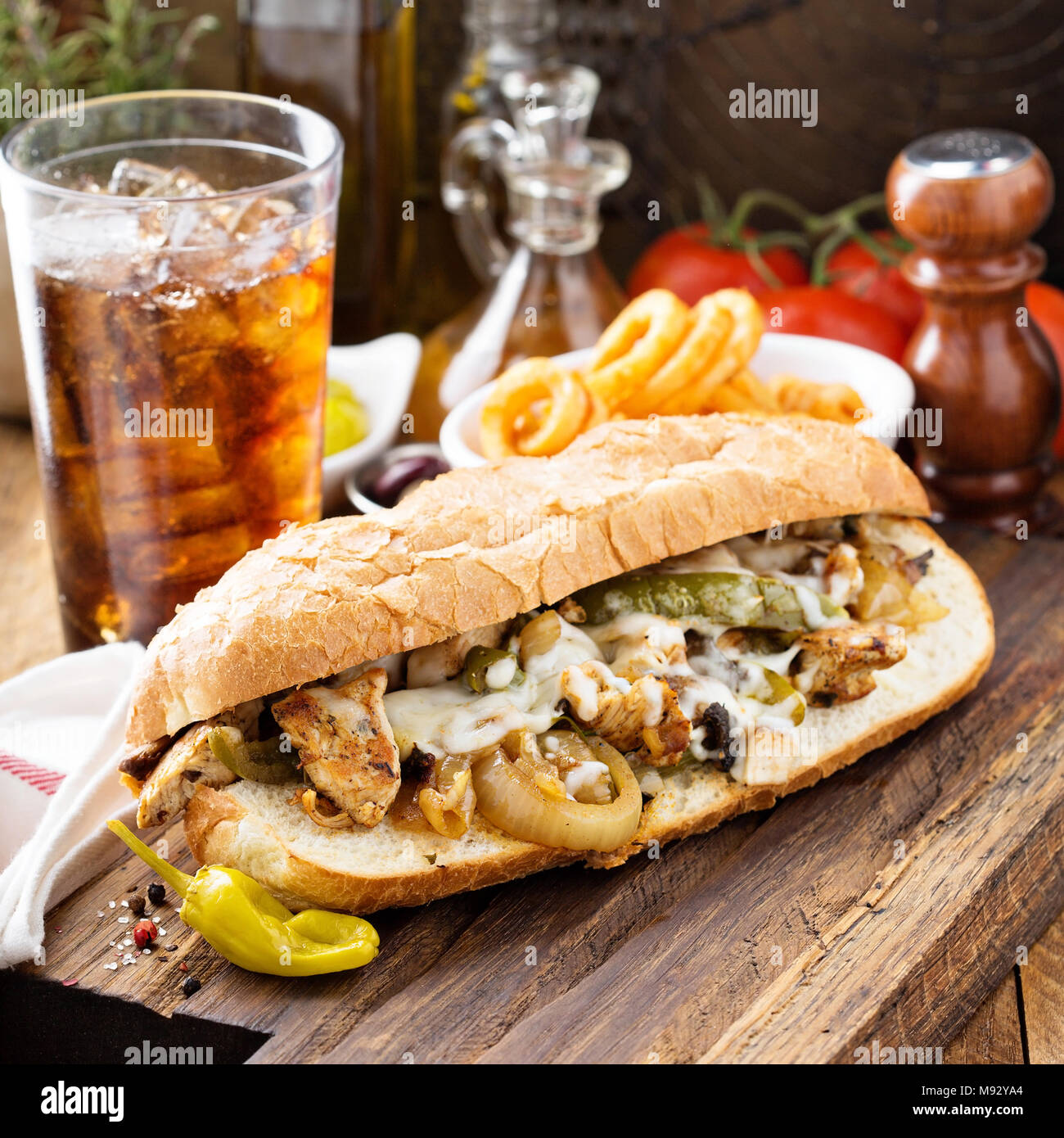 Fusione di pollo in sandwich con formaggio e cipolle Foto Stock