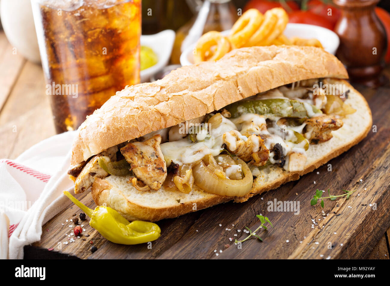 Fusione di pollo in sandwich con formaggio e cipolle Foto Stock
