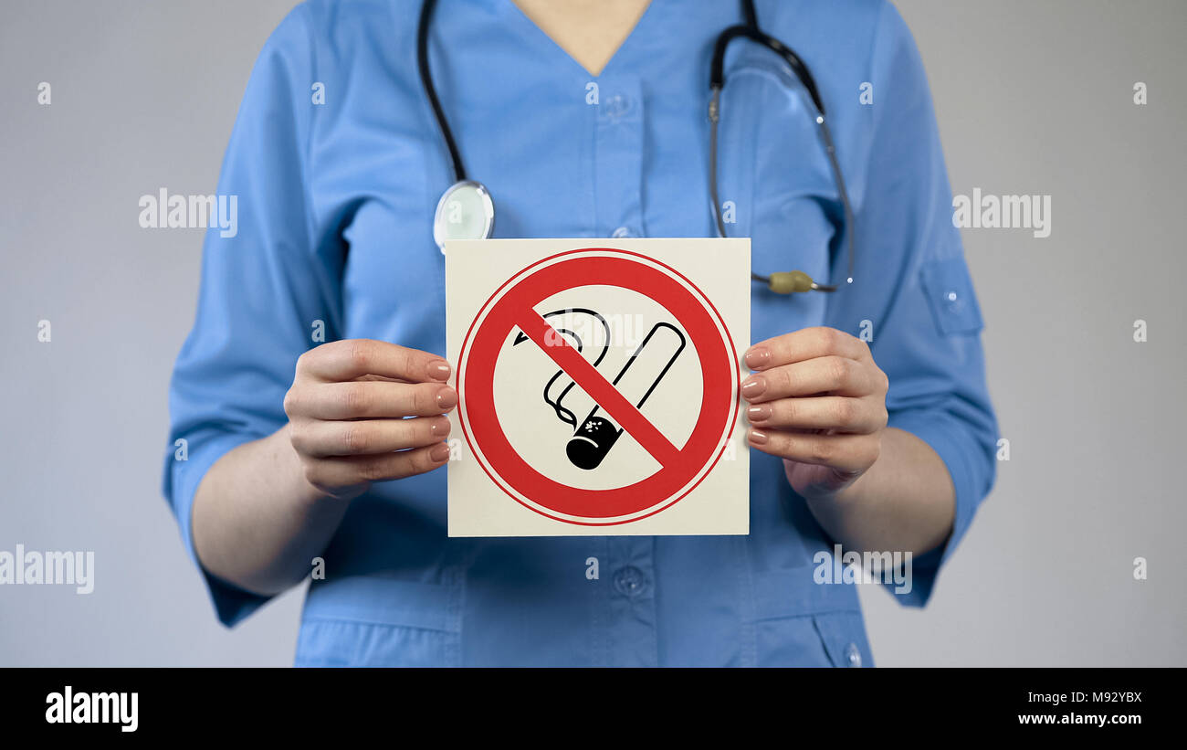 Medico non mostrano alcun segno di fumare, specialista avvertimento sui danni di uso di tabacco Foto Stock