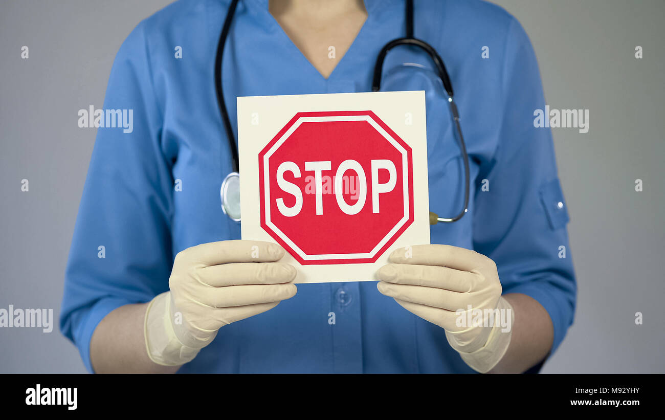 Segno di stop in femmina mani del medico, medico attenzione circa le malattie, la cura della salute Foto Stock