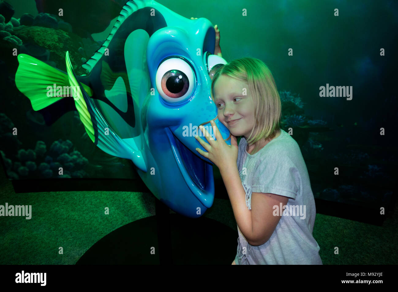 Affettuoso abbraccio Dory da una ragazza giovane età di dieci anni presso il Museo della Scienza " La scienza dietro Pixar' presentano. St Paul Minnesota MN USA Foto Stock