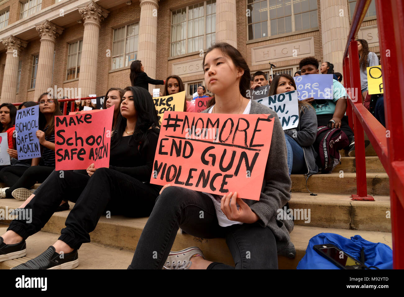 Centinaia di Tucson e di alta scuola gli studenti a piedi al di fuori della classe in Tucson, Arizona, USA, il 14 marzo 2018, in ricordo delle vittime del tiro al Mar Foto Stock