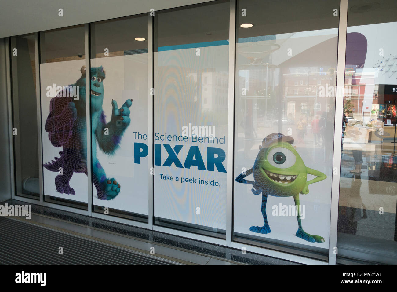 Museo della Scienza del Minnesota poster per la scienza dietro Pixar presentano. Mostri, Inc. Caratteri Sulley e Mike Wazowski. St Paul Minnesota MN USA Foto Stock