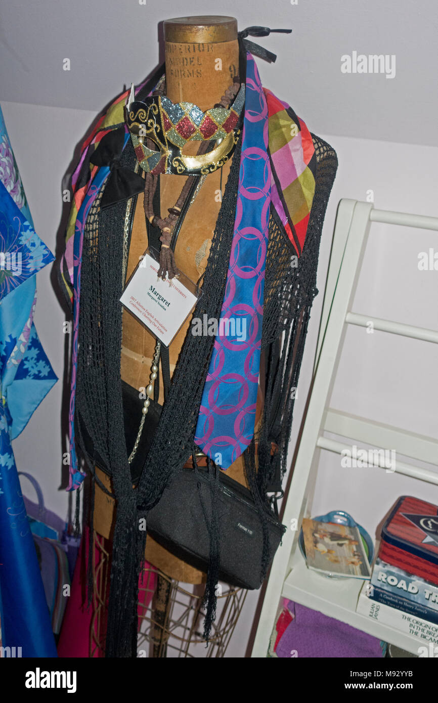 Sciarpe, in borsa e gioielli pronto per l'uso appendere su un manichino  sarti da donna in una donna di boudoir. St Paul Minnesota MN USA Foto stock  - Alamy