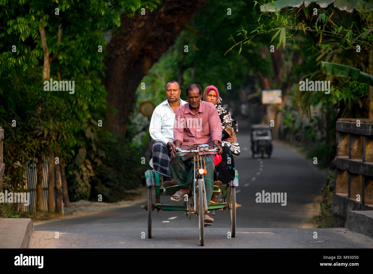 Un paio di equitazione a rikshaw munshigonj, Bangladesh. Foto Stock