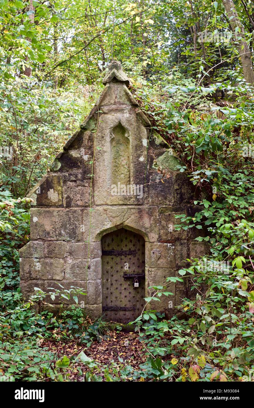 Haughmond Abbey, Ice House in stile gotico, nascosto nei boschi vicino a Abbazia utilizzato prima dei giorni di frigoriferi per immagazzinare ghiaccio Foto Stock