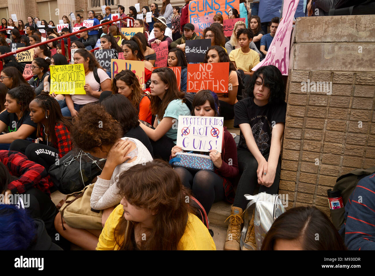 Centinaia di Tucson e di alta scuola gli studenti a piedi al di fuori della classe in Tucson, Arizona, USA, il 14 marzo 2018, in ricordo delle vittime del tiro al Mar Foto Stock