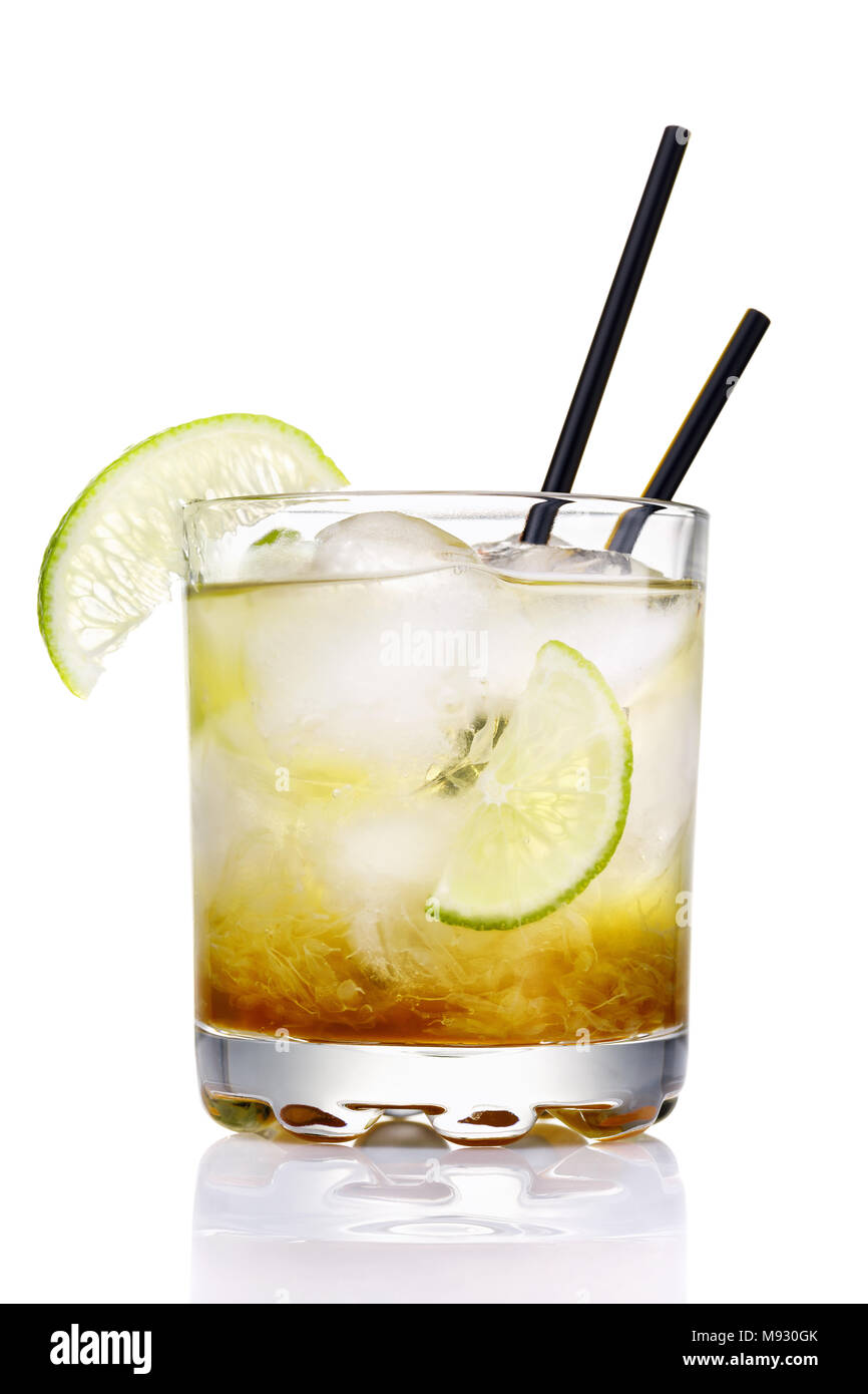 Classico cocktail brasiliano di caipirinha. Bicchiere di fresca bevanda alcolica isolato su uno sfondo bianco Foto Stock