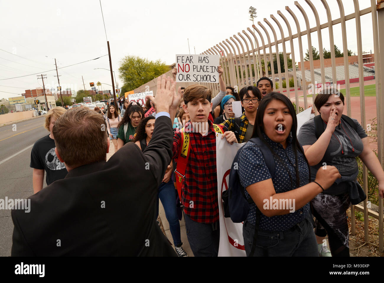 Centinaia di Tucson e di alta scuola gli studenti a piedi al di fuori della classe in Tucson, Arizona, USA, il 14 marzo 2018, in ricordo delle vittime del tiro al Mar Foto Stock
