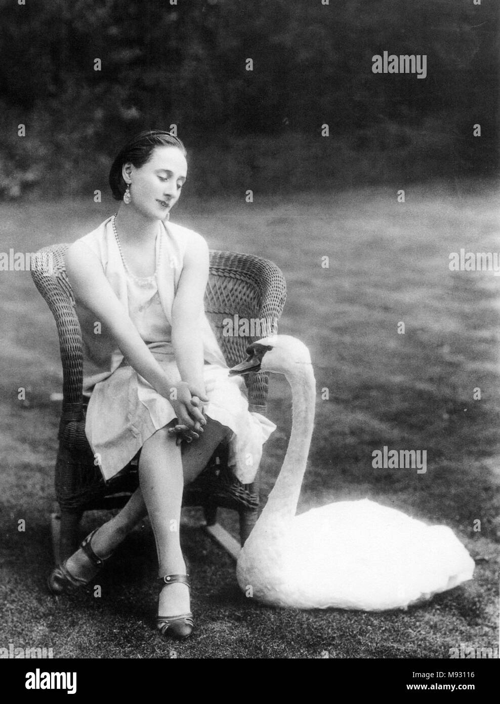 ANNA PAVLOVA (1881-1931) ballerina russa con il suo animale domestico swan Jack a Ivy House, Hampstead Heath,Londra, nel 1927 Foto Stock