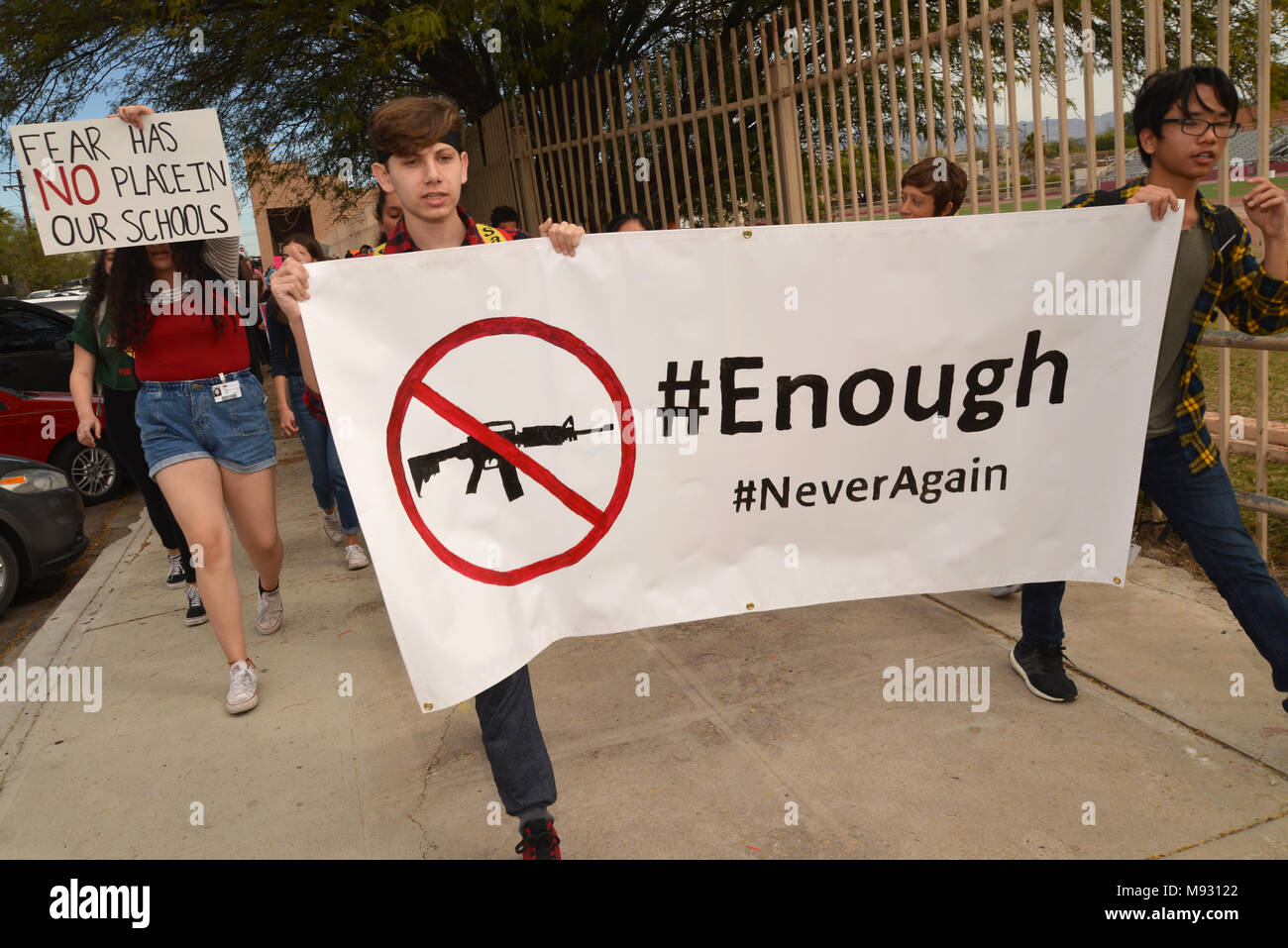 Centinaia di Tucson e di alta scuola gli studenti a piedi al di fuori della classe in Tucson, Arizona, USA, il 14 marzo 2018, in ricordo delle vittime del tiro al Mar Foto Stock