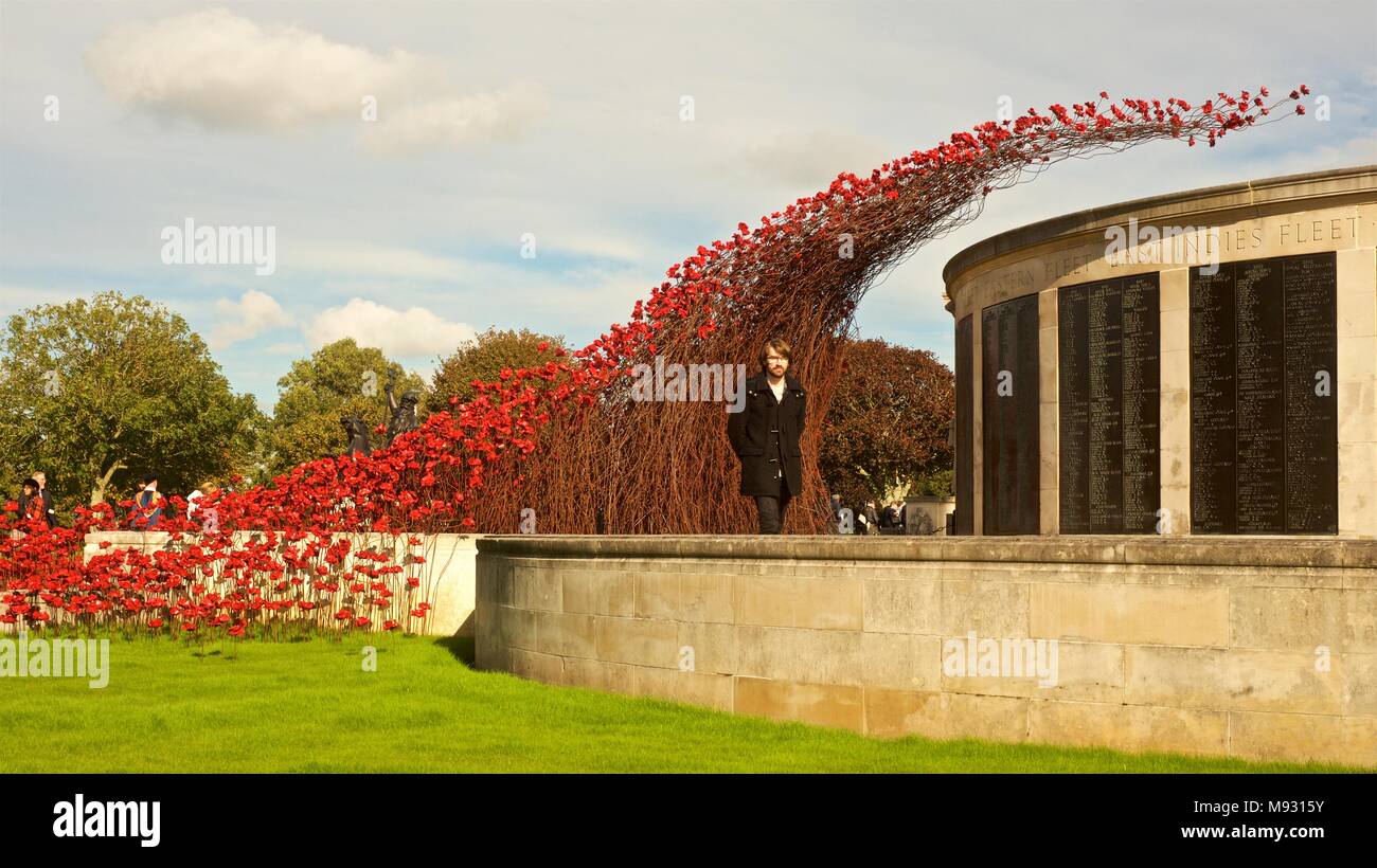 Cascata di papavero installazione a Plymouth in Inghilterra. Tour del Regno Unito di papaveri per commemorare i morti e dispersi i soldati e le donne delle Guerre Mondiali Foto Stock Cascata di papavero installazione a Plymouth in Inghilterra. Tour del Regno Unito di papaveri per commemorare i morti e dispersi i soldati e le donne delle Guerre Mondiali Foto Stock