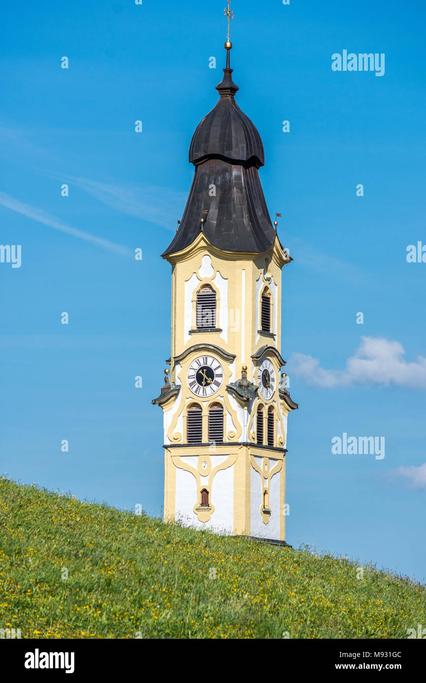 Il campanile della chiesa barocca di st. Nicola di Pfronten Baviera in primavera Foto Stock