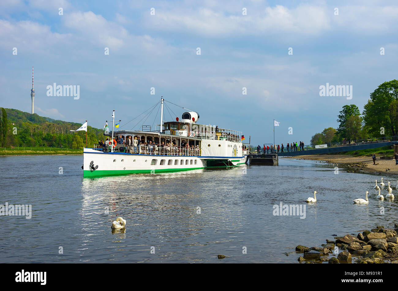 Lo storico battello a vapore PD Leipzig ha attraccato al pontile nel distretto di Blasewitz, Dresda, Sassonia, Germania. Foto Stock