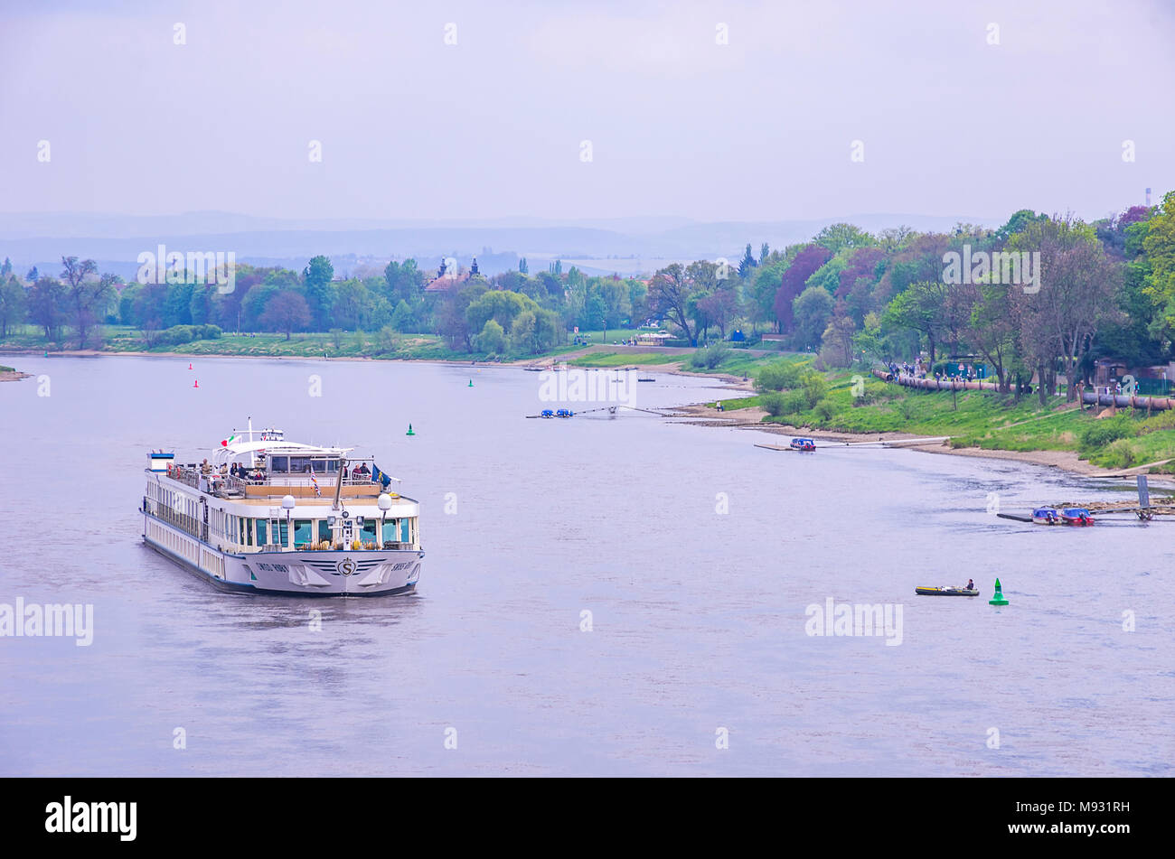 La crociera sul fiume nave MS Swiss Ruby va giù il fiume Elba e passa il giardino di Schiller in Dresden-Blasewitz, Dresda, Sassonia, Germania. Foto Stock