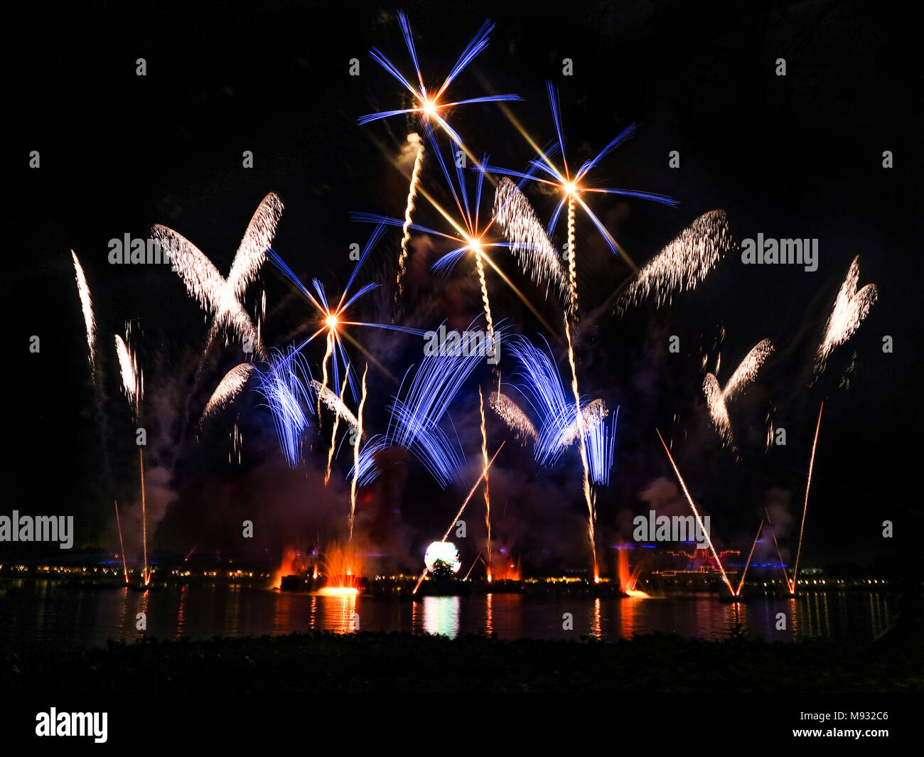 ORLANDO, FLORIDA - Dicembre 14th, 2015 - Epcot di illuminazioni: Riflessioni di terra spettacolo di fuochi d'artificio presso il Walt Disney World Foto Stock