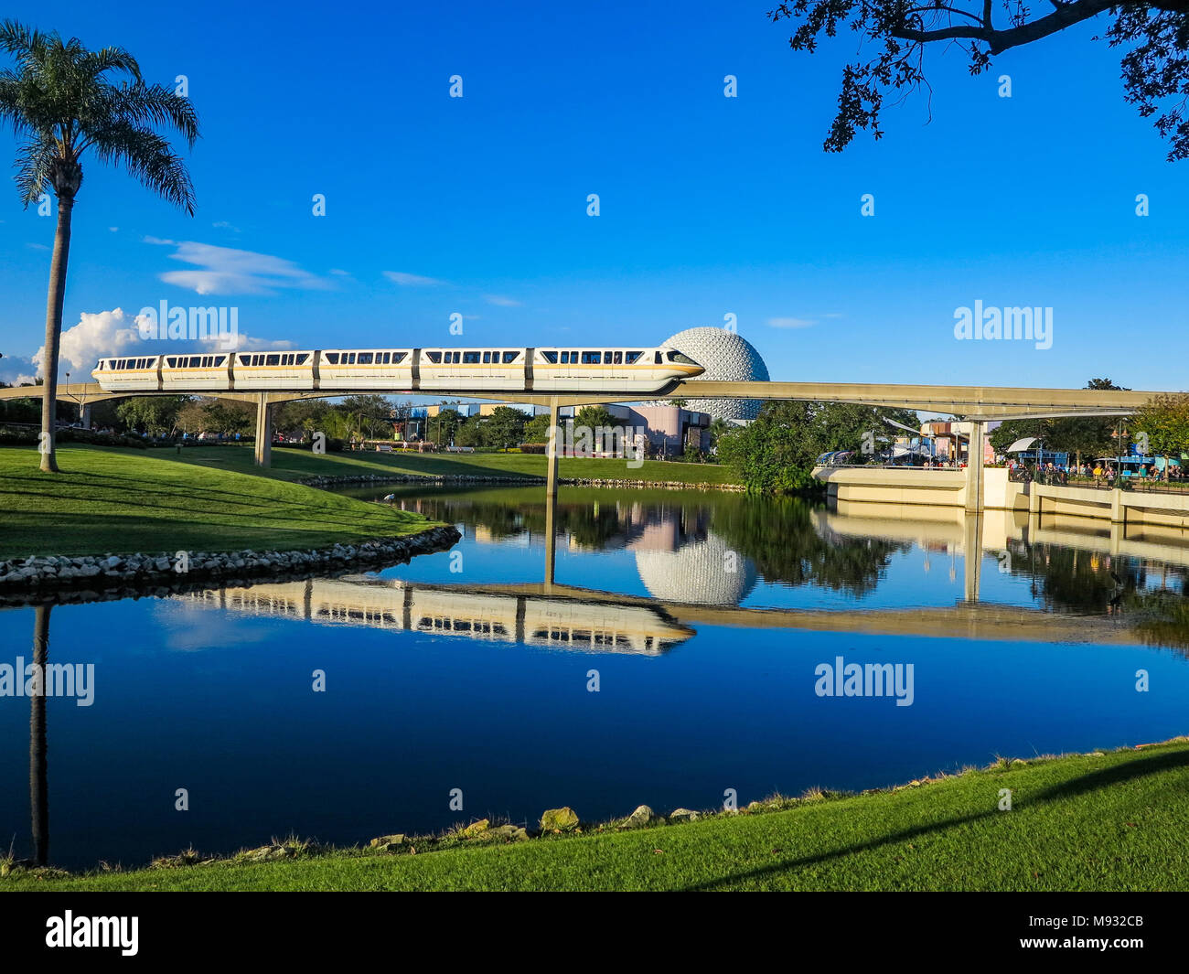 ORLANDO, FLORIDA - Dicembre 16th, 2015 - Il Mondo di Walt Disney Monorail attraversando Epcot Foto Stock