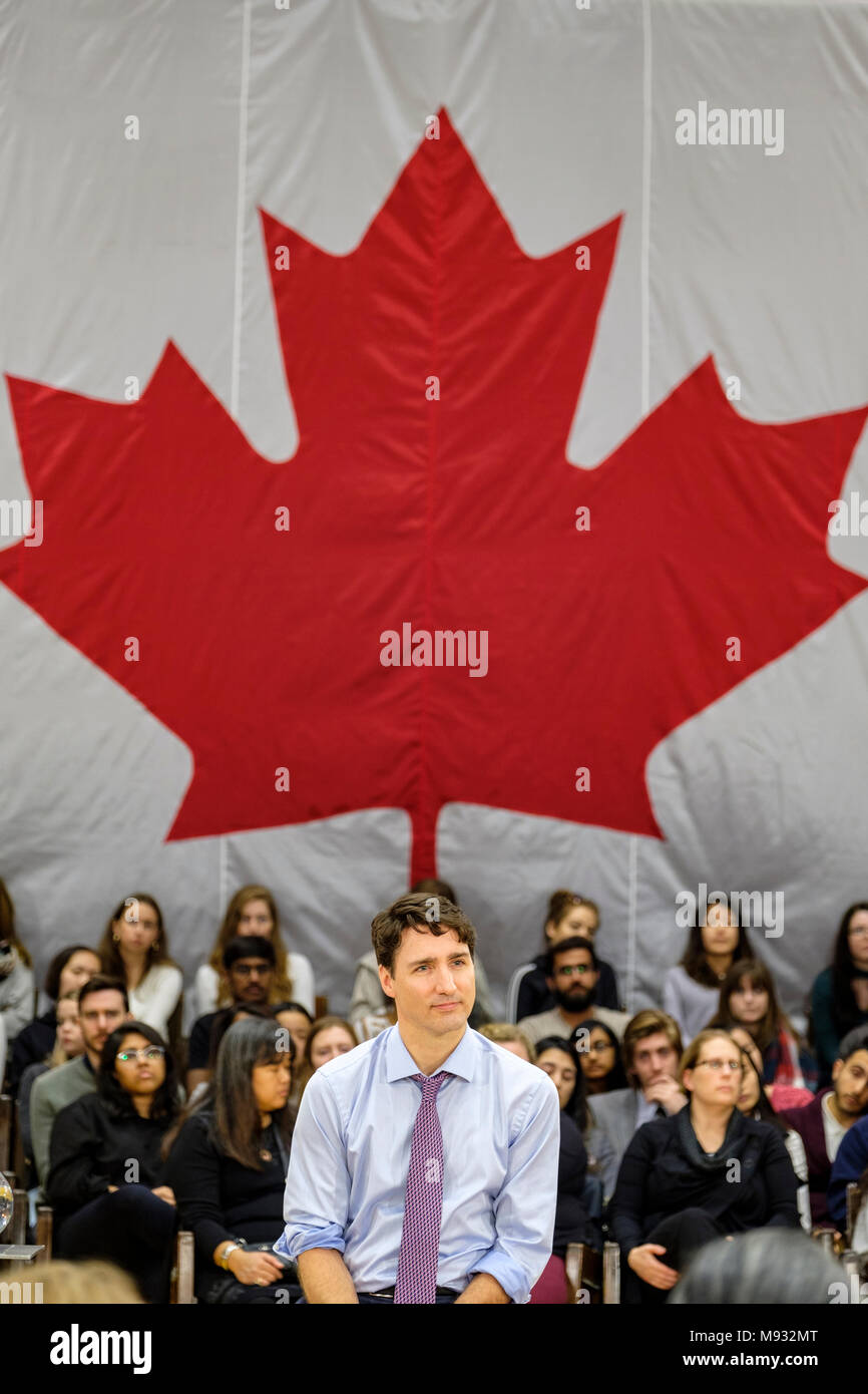 Justin Trudeau, primo ministro del Canada, ascolto di domande ad un municipio riunione a Londra, Ontario, Canada, con la bandiera canadese nella parte posteriore Foto Stock