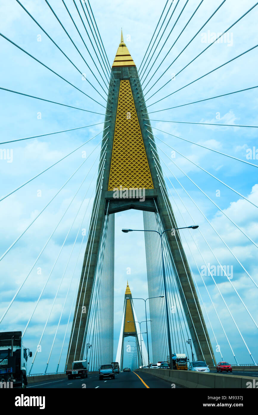 BANGKOK - 29 agosto: Kanchanaphisek Bridge e grattacieli di nebbioso giorno di agosto 29, 2014 a Bangkok, Tailandia. Bangkok è una città capitale della Thailandia. Foto Stock