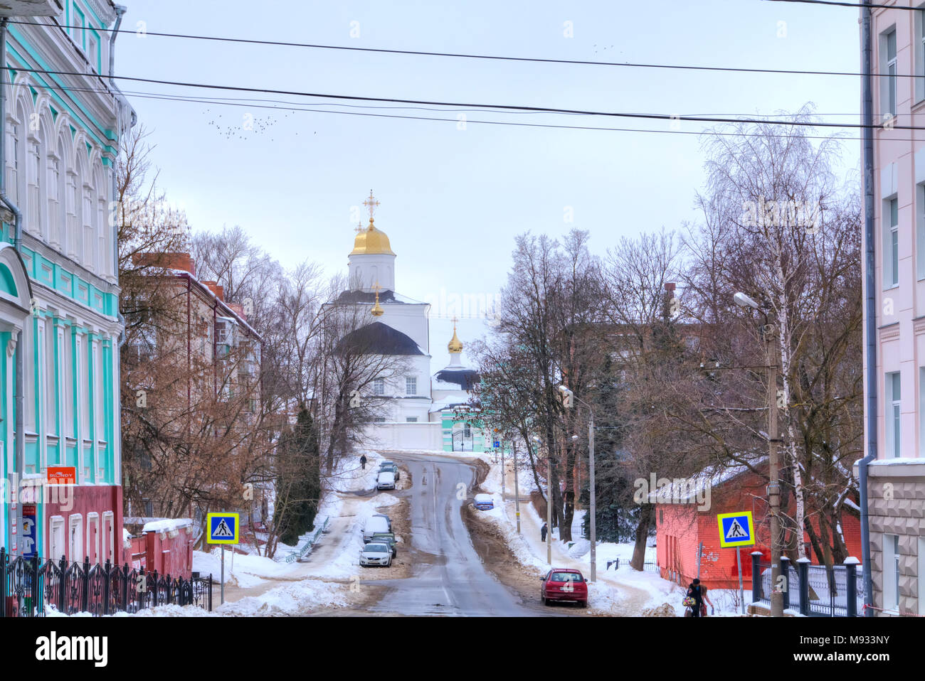 SMOLENSK, RUSSIA - marzo 08.2018: Kozlova street e la Cattedrale di ascensione sul Konenkova street Foto Stock