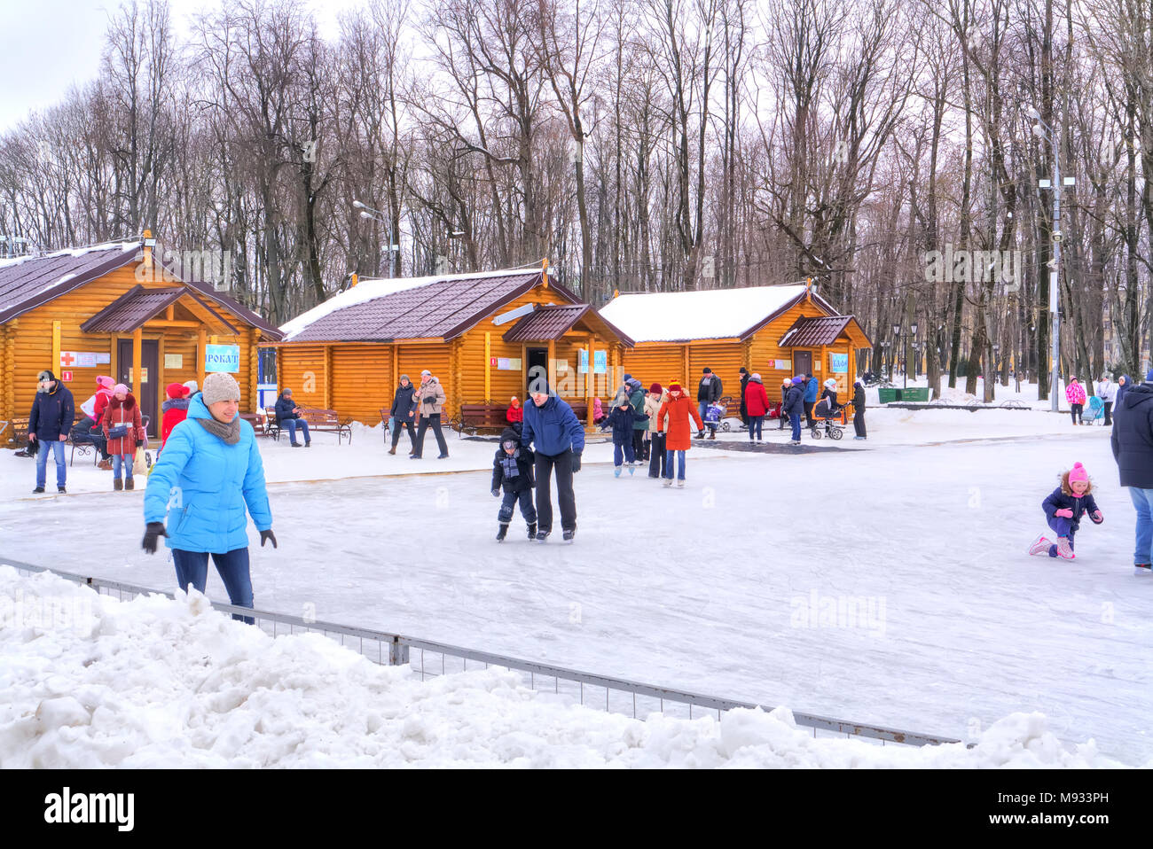 SMOLENSK, RUSSIA - marzo 08.2018: Città pista da pattinaggio su ghiaccio per tutti gli angoli su Lenin piazza nel centro storico della città Foto Stock