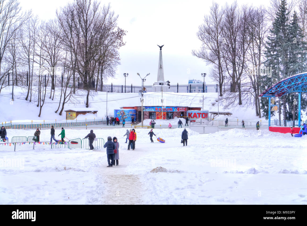 SMOLENSK, RUSSIA - marzo 08.2018: Lopatinsky giardino. Pista di pattinaggio su ghiaccio e il monumento al reggimento di Sofia Foto Stock