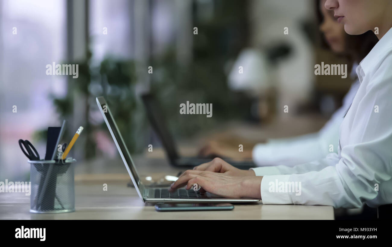 Donna manager funziona su computer portatile presso società centro di supporto, a contatto con i clienti Foto Stock